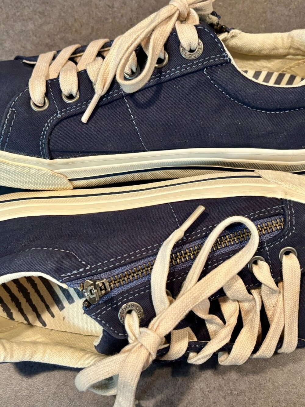 ~~Women's 8 TAOS Z Soul Zip/Tie Sneakers Navy/Indigo   *******Bottom of shoe, Ti